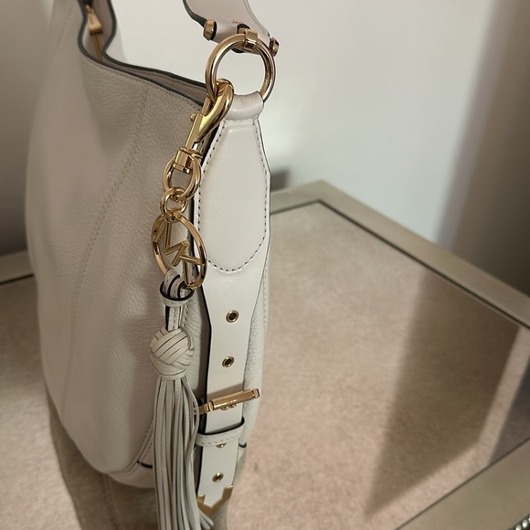 Micheal Kors large hobo purse.  Off-white. - Picture 3 of 6